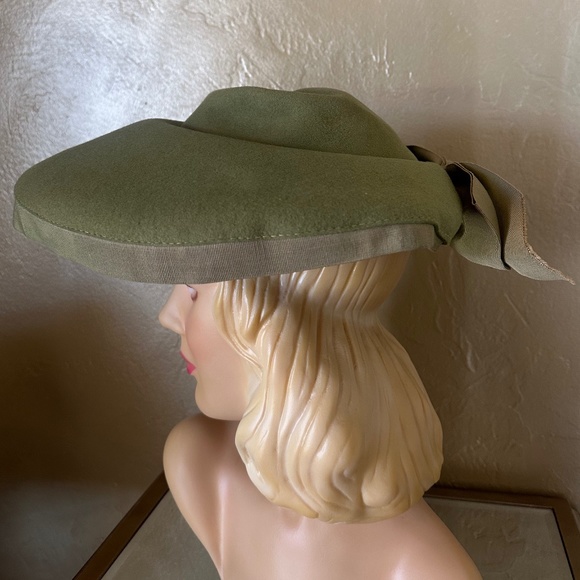 DELIGHTFUL 1940s\' SAGE GREEN FELT WIDE BRIM HAT WITH GROSGRAIN EDGING + BOW main image 8